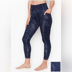 VICTORIA'S SECRET
Essential Pocket Legging